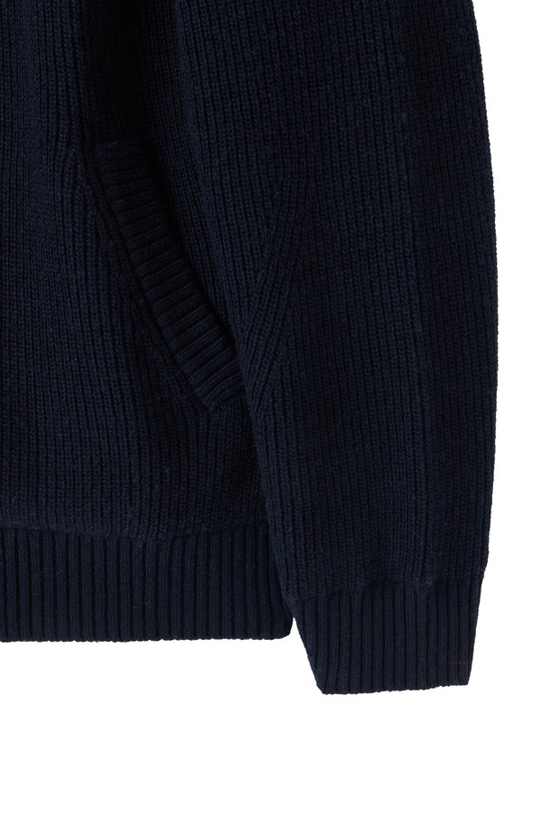 HOOD 하이브리드 가디건 - 네이비 (P254UCD432)는 남성용 후드 하이브리드 가디건으로, 캐주얼 및 베이직 스타일을 추구하는 분들을 위한 제품입니다. 네이비와 오렌지 컬러로 출시되었으며, 봄, 가을, 겨울 세 계절 모두 착용 가능합니다. 나일론, 아크릴, 울, 폴리에스터 등 다양한 소재를 혼방하여 제작되었으며, 특히 울 소재 탈부착 후드로 다양한 스타일 연출이 가능합니다. 레귤러핏에 두꺼운 두께감, 부드러운 촉감으로 편안한 착용감을 제공하며, 캐시미어 블렌딩으로 고급스러운 느낌을 더했습니다. 일상, 산책, 여행 등 다양한 TPO에 활용할 수 있는 실용적인 아이템입니다.
