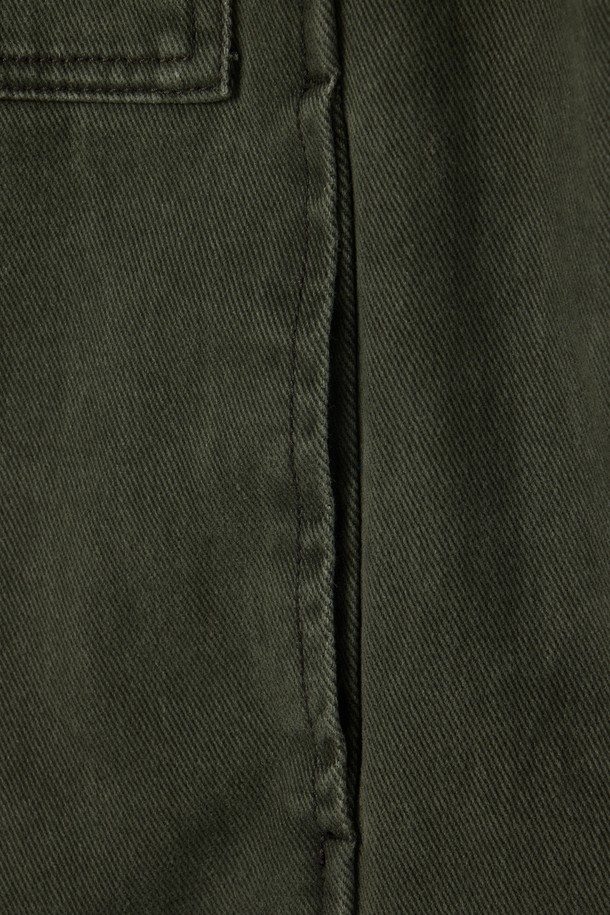 카키 색상의 DENIM ZIP-UP 재킷 (데님 집업 재킷)입니다. 남성용으로, 미니멀, 스트릿 스타일을 모두 소화할 수 있습니다. 봄, 여름, 가을, 겨울 사계절 내내 착용 가능하며, 데이트룩, 모임룩에 적합합니다. 세미 오버핏으로 편안하게 착용할 수 있으며, 2-WAY 지퍼와 가슴 지퍼 포켓 디테일이 특징입니다. 색 빠짐 방지 데님 원단과 등판 1975 자수, 매칭 데님 팬츠와 세트로 코디할 수 있습니다.
