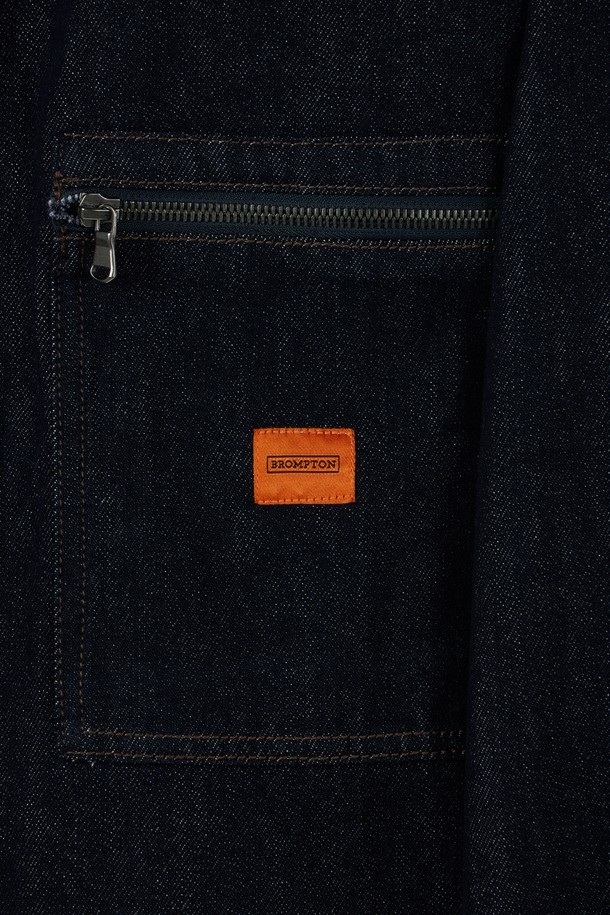 **데님 집업 재킷 - 인디고 (P253MJK461)**

남성용 데님 재킷입니다. 인디고와 카키 두 가지 색상으로 출시되었으며, 봄, 가을, 겨울 계절에 착용하기 좋습니다. 미니멀하고 캐주얼한 스타일을 연출할 수 있으며, 두꺼운 면 소재로 제작되어 뻣뻣한 촉감을 줍니다. 세미오버핏으로 편안하게 착용 가능하며, 긴 소매와 집업 여밈 방식을 갖추었습니다. 2-WAY 지퍼, 가슴 지퍼 포켓, 등판 1975 자수 장식이 특징이며, 매칭 데님 팬츠와 세트 연출도 가능합니다. 데이트룩 또는 겨울 데일리룩으로 활용하기 좋습니다.
