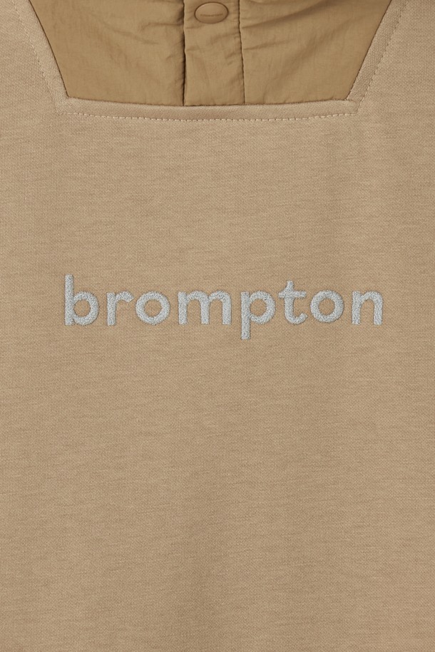 REFLECTIVE JERSEY HOOD - BEIGE (P253UHD162)는 스포티, 캐주얼, 고프코어 스타일을 아우르는 공용 후드 티셔츠입니다. 봄, 가을에 어울리는 중간 두께감의 오버핏으로, 일상 및 아웃도어 활동에 적합합니다. 베이지 및 네이비 컬러로 출시되었으며, 면, 폴리에스테르, 나일론, 폴리우레탄 혼방 소재로 제작되어 부드러운 촉감을 선사합니다. 자전거 핸들바 모양의 앞 포켓 디자인과 대비색상 후드 액센트, 리플렉티브 자수 디테일이 특징이며, 재귀반사 기능을 갖춰 야간에도 안전하게 착용할 수 있습니다. 산책, 캠핑, 가을 나들이룩에 활용하기 좋습니다.
