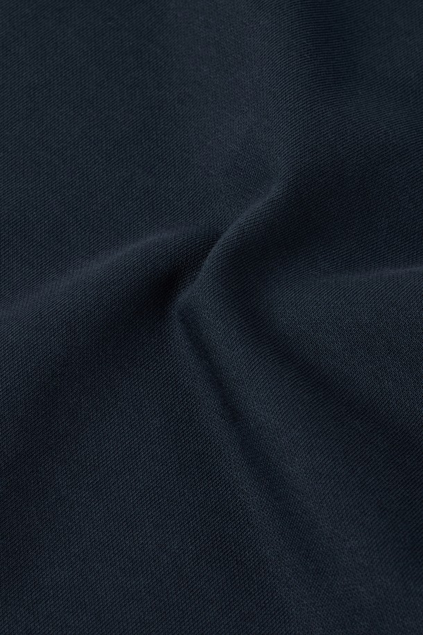 리플렉티브 저지 트라우저 - D/네이비 (P253UPT162)는 봄, 가을 시즌에 적합한 조거핏 긴 바지입니다. 면, 폴리에스터, 나일론 혼방 소재로 제작되어 탄탄한 촉감을 선사하며, 신축성이 있어 편안하게 착용 가능합니다. D/네이비 컬러의 무지 패턴에 루즈핏 디자인으로 스포티, 캐주얼, 미니멀 스타일을 연출합니다. 우븐 배색 포켓, 우븐 패치 디테일, 밑단 스트링, 자전거 자수 포켓, 신축성 허리밴딩 등의 디테일이 돋보이는 제품입니다. 일상, 사이클, 동네 마실룩, 여행룩, 피트니스룩 등 다양한 TPO에 활용할 수 있습니다.
