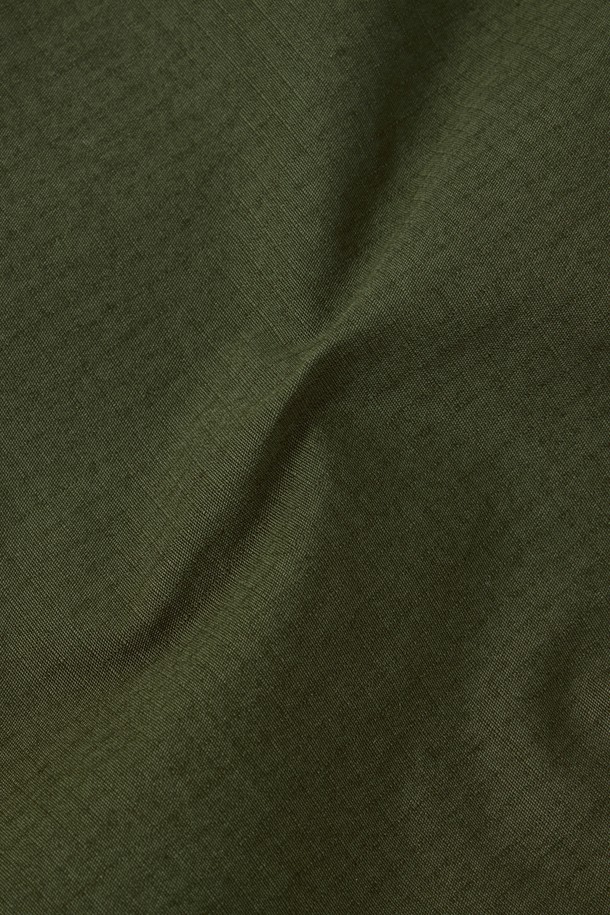 코튼 립스탑 밴딩 트라우저 - 카키 (P253MPT402)는 워크샵룩과 캠핑룩에 잘 어울리는 캐주얼 스타일의 와이드핏 긴바지입니다. 고밀도 코튼 혼방 소재와 내구성이 좋은 립스탑 원단을 사용하여 봄, 여름, 가을, 겨울 사계절 모두 착용 가능합니다. 밴딩 처리로 편안한 착용감을 제공하며, 허리와 밑단 조절이 가능하여 활동성을 높였습니다. 원턱 디자인으로 캐주얼하면서도 미니멀한 분위기를 연출합니다.
