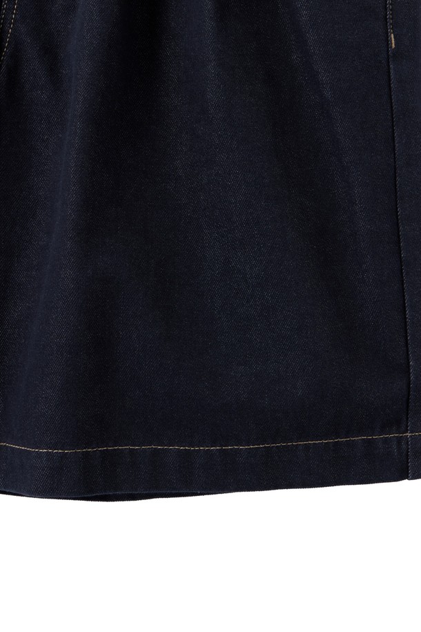 1975 투턱 데님 쇼츠는 인디고 컬러의 남성 데님 반바지입니다. 봄, 여름, 가을에 착용하기 좋으며, 릴랙스핏과 루즈핏으로 편안한 착용감을 선사합니다. 클래식하고 캐주얼한 스타일을 연출하며, 투턱 디자인과 무릎 기장으로 세련됨을 더했습니다. 색바램 방지 원단을 사용하여 오랫동안 변함없이 즐길 수 있으며, 1975 로고 자수와 커스텀 브랜드 버튼이 특징입니다. 데이트룩이나 여행룩 등 다양한 TPO에 활용 가능하며, 미니멀, 캐주얼, 클래식 스타일을 선호하는 분들께 추천합니다.
