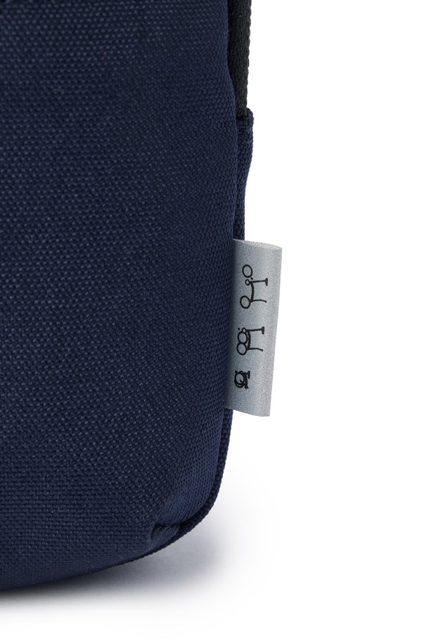 바이시클 미니백 - D/네이비 (P255ABB150)는 남성을 위한 미니 사이즈 가방입니다. 네이비 컬러의 폴리에스터와 나일론 소재로 제작되었으며, 로고 패턴과 반사 프린트 디자인이 특징입니다. 방수 기능과 패커블 디자인으로 실용성을 더했으며, 사이즈 조절이 가능합니다. 메쉬 소재 보강, 후면 지퍼, 가슴 벨트, 내부 수납 포켓, 프론트 브롬톤 로고가 돋보이며, 지퍼형 잠금 방식으로 내용물을 안전하게 보호합니다. 바이크 및 일상 용도로 사용하기 좋으며, 리플렉티브 프린트 적용으로 야간 시인성을 높였습니다.
