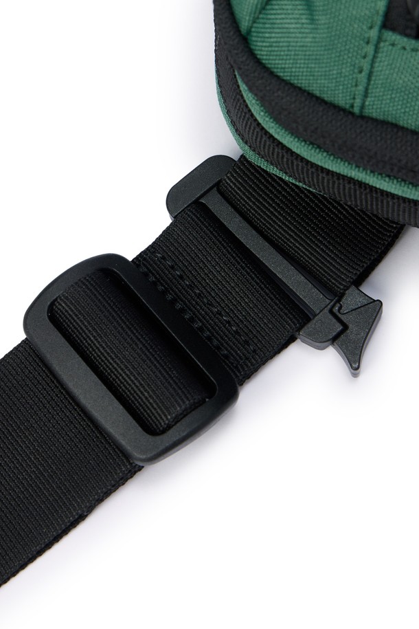 BICYCLE 미니백 - 그린 (P255ABB150)은 남녀 모두 착용 가능한 미니백입니다. 가볍고 얇은 두께감의 나일론과 폴리에스터 혼방 소재로 제작되었으며, 사각형 디자인에 무지 패턴으로 미니멀한 스타일을 연출합니다. 전면 포켓과 후면 관통 지퍼, 메쉬 소재 보강, 체스트 벨트 등의 실용적인 기능성을 갖추었습니다. 야외 활동, 데일리, 액티브 활동에 적합하며, 여행룩 연출에도 활용하기 좋습니다. 봄, 여름, 가을, 겨울 사계절 모두 착용 가능합니다.
