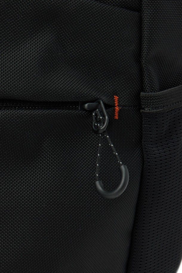 브롬톤 트래블 백 (BROMPTON TRAVEL BAG) - 블랙 (P255ABB151)은 일상과 레저, 자전거 활동에 모두 적합한 가방입니다. 블랙과 그레이 컬러, 미디엄 사이즈로 출시되었으며, 나일론과 폴리에스테르 소재를 사용하여 내구성이 뛰어납니다. 사각 모양에 브롬톤 로고 버클과 오렌지 라벨 포인트가 돋보이며, 벨크로형 잠금 방식으로 편리하게 사용할 수 있습니다. 15.7L의 넉넉한 볼륨으로 헬멧 수납이 가능하며, 크로스백과 토트백으로 활용 가능한 실용적인 디자인입니다.
