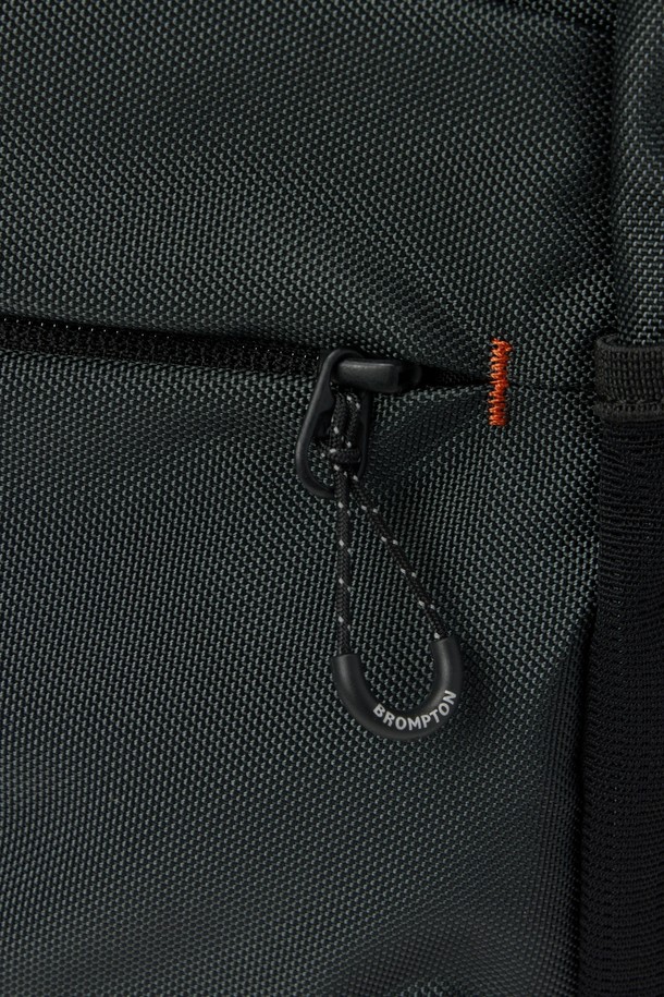 브롬톤 트래블 백 - C/그레이는 미디엄 사이즈, 무지 패턴의 남성용 가방입니다. 나일론과 폴리에스테르 소재로 제작되었으며, 사각형 모양에 브롬톤 로고 버클과 오렌지 라벨 디테일로 포인트를 주었습니다. 분리형 스트랩과 벨크로 잠금 방식, 헬멧 수납 기능이 있어 일상, 아웃도어, 통근 등 다양한 용도로 활용 가능합니다. 15.7L 용량으로 넉넉한 수납 공간을 제공하며, 미니멀, 캐주얼, 시티보이 스타일의 출근룩에 잘 어울립니다.
