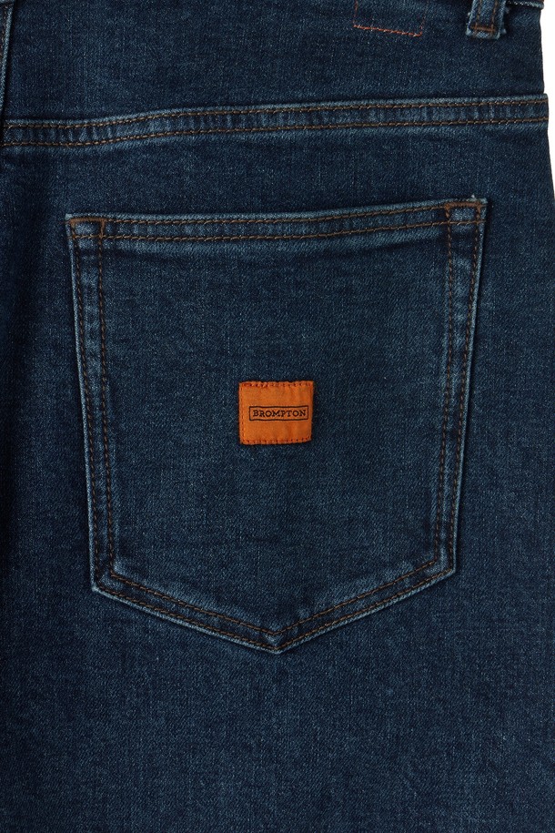 **칸디아니 데님 트라우저 - D/블루 (P253MDP462)**

칸디아니 데님 원단을 사용하여 제작된 데님 팬츠입니다. 가먼트 워싱 처리를 통해 자연스러운 색감과 부드러운 촉감을 선사합니다. 레귤러핏으로 편안한 착용감을 제공하며, 다양한 스타일링에 활용하기 좋습니다. 후면 안감과 포켓에 오렌지 컬러 1975 자수 디테일로 포인트를 더했습니다. 출근룩부터 데이트룩까지, 캐주얼하고 클래식한 스타일을 연출해보세요.
