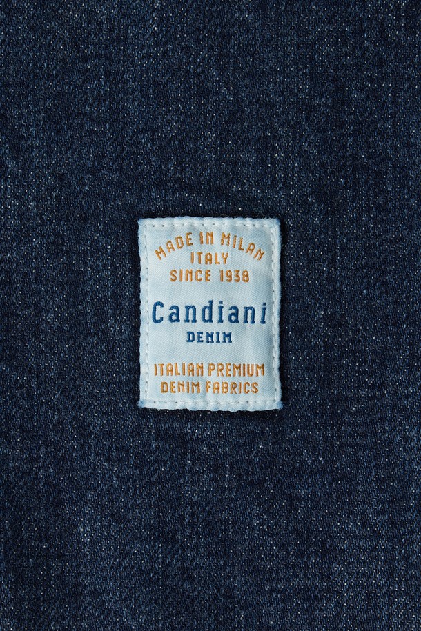 CANDIANI 데님 재킷 - D/BLUE(P253MJK462)는 세미 오버핏으로 제작된 공용 데님 재킷입니다. 약간 두꺼운 두께감의 면 99%, 폴리우레탄 1% 혼방 소재로 제작되어 봄, 가을, 겨울 다양한 계절에 활용 가능합니다. 디블루 컬러의 무지 디자인으로 캐주얼, 워크웨어 스타일 연출에 용이하며, 비대칭 포켓, 오렌지 컬러 1975 자수 포인트, 커버올 자켓 스타일이 특징입니다. 캠톤 버튼에 브랜드 로고가 각인되었으며, 프리미엄 칸디아니 원단을 사용하여 제작되었습니다. 데일리룩, 산책룩, 여행룩 등 다양한 TPO에 활용하기 좋은 아이템입니다.
