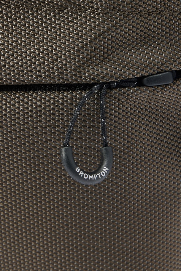 세련된 남성미를 더하는 6-쉐이프 링 디테일 크로스백 - 브라운 (P255ACR110)입니다. 미디엄 사이즈의 사각형 디자인으로, 나일론 소재를 사용하여 제작되었습니다. 숄더 스트랩과 지퍼형 잠금 방식으로 실용성을 높였으며, 6-쉐이프 링 디테일이 세련된 포인트를 더합니다. 미니멀, 시크, 클래식 스타일을 즐기는 남성분들께 출근룩, 비즈니스 캐주얼, 모임룩 등 다양한 TPO에 활용하기 좋습니다.
