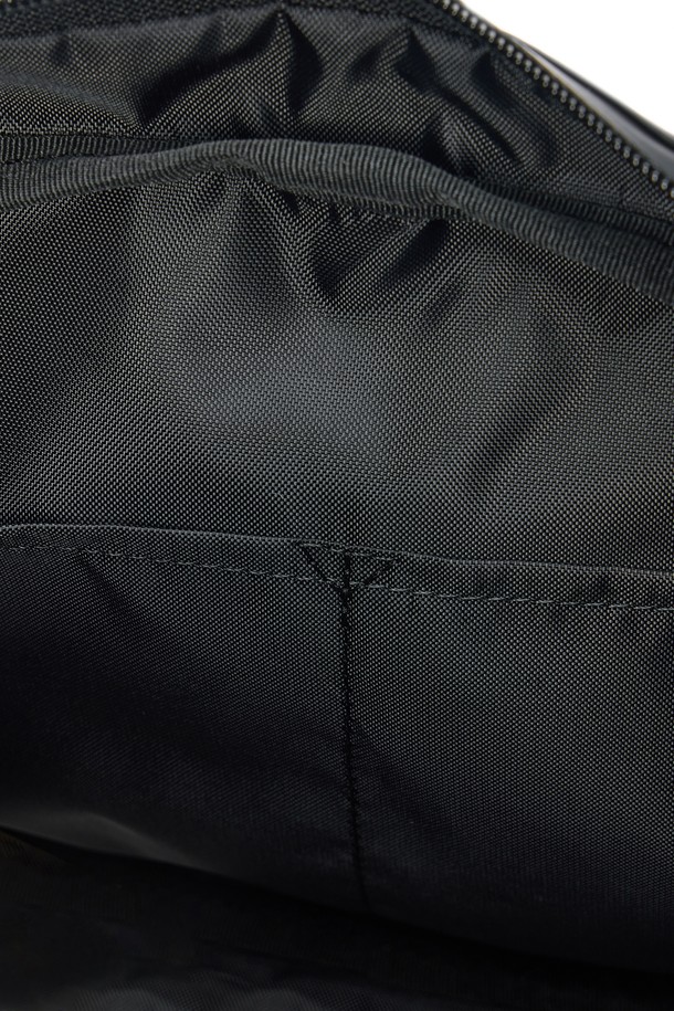 6-셰이프드 링 디테일 크로스 백 - 블랙 (P255ACR110)은 미니멀, 캐주얼, 시티보이 스타일을 위한 남성용 크로스백입니다. 나일론과 폴리에스테르 소재로 제작되어 튼튼하며, 여행룩과 출근룩에 모두 잘 어울립니다. 블랙 및 브라운 두 가지 색상으로 출시되었으며, 사각형 모양에 링 디테일이 포인트입니다. 컴팩트한 디자인으로 다수의 수납공간과 앞면 지퍼 포켓을 갖춰 실용성을 더했으며, 레이저 각인 로고와 오렌지색 바택으로 디자인의 완성도를 높였습니다. 6-셰이프드 링 디테일 크로스 백은 재귀 반사 기능을 통해 야간에도 안전하게 사용할 수 있으며, 지퍼형 잠금 방식으로 소지품을 안전하게 보호합니다.
