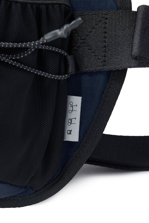 BIKE 웨이스트 백 - D/네이비 (P255ABB163)는 사이클, 바이크, 일상생활에서 활용하기 좋은 웨이스트 백입니다. 남성용으로, 네이비 컬러에 무지(무늬 없음) 디자인으로 제작되었습니다. 나일론과 폴리에스테르를 사용하여 내구성이 뛰어나며, 미디엄 사이즈의 사각 형태로 제작되었습니다. 방수, 재귀반사, 통기, 경량 기능을 갖춰 활동성을 높여주며, 에어 메쉬 등판과 사이드 메쉬 포켓, 흔들림 방지 스트랩, 물병 수납이 가능한 것이 특징입니다. 스포티, 미니멀, 캐주얼 스타일을 연출하며, 러닝룩과 여행룩에 매치하기 좋습니다.
