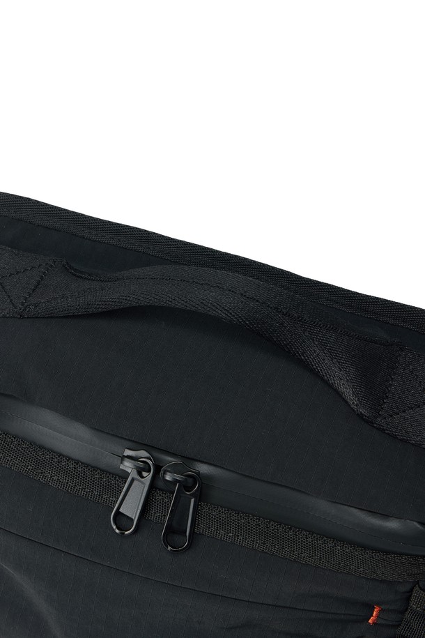 ## BIKE 웨이스트 백 - 블랙 (P255ABB163)

자전거, 일상, 아웃도어 활동에 적합한 남성용 웨이스트 백입니다. 블랙과 네이비 두 가지 색상으로 출시되었으며, 넉넉한 수납공간의 미디엄 사이즈입니다. 방수, 통기, 재귀반사 기능을 갖춘 나일론, 폴리에스테르 혼방 소재를 사용하여 제작되었습니다. 사각 형태에 메쉬 사이드 포켓, 에어메쉬 등판, 오렌지 바택 디테일, 물병 수납이 가능한 디자인으로 실용성을 더했습니다. 지퍼형 잠금 방식으로 소지품을 안전하게 보관할 수 있으며, 미니멀, 스포티한 스타일을 연출하기 좋습니다.
