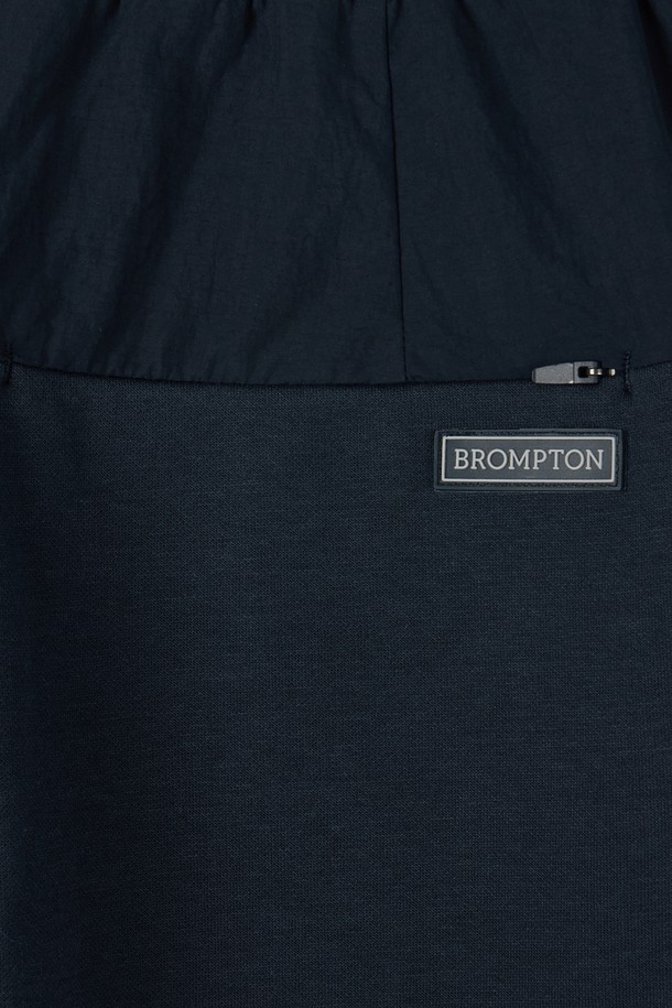 리플렉티브 저지 트라우저 - D/네이비 (P253UPT162)는 봄, 가을 시즌에 적합한 조거핏 긴 바지입니다. 면, 폴리에스터, 나일론 혼방 소재로 제작되어 탄탄한 촉감을 선사하며, 신축성이 있어 편안하게 착용 가능합니다. D/네이비 컬러의 무지 패턴에 루즈핏 디자인으로 스포티, 캐주얼, 미니멀 스타일을 연출합니다. 우븐 배색 포켓, 우븐 패치 디테일, 밑단 스트링, 자전거 자수 포켓, 신축성 허리밴딩 등의 디테일이 돋보이는 제품입니다. 일상, 사이클, 동네 마실룩, 여행룩, 피트니스룩 등 다양한 TPO에 활용할 수 있습니다.
