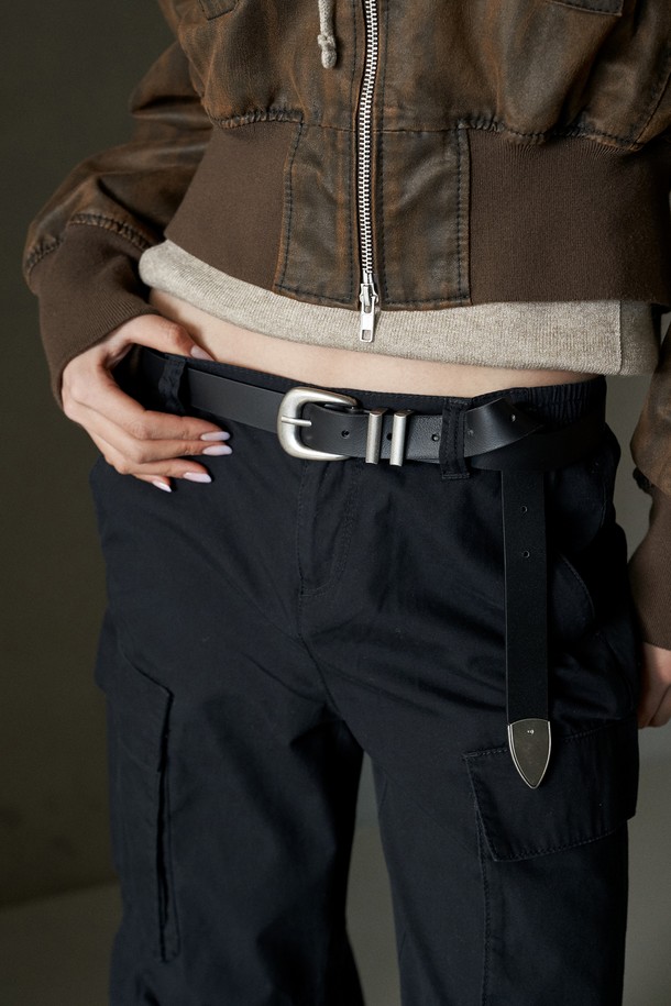 라운드 더블 벨트 우먼 (블랙)은 부드러운 소가죽 소재로 제작되었으며, 베지터블 태닝 공법을 사용하여 자연스러운 가죽 무늬와 시간이 지날수록 멋스러워지는 파티나를 경험할 수 있습니다. 두꺼운 두께감과 빈티지 스타일 버클, 더블 라운드 디자인이 특징이며, 버클 여밈 방식으로 사이즈 조절이 가능합니다. 블랙 색상의 무지 패턴으로 어떤 의상에도 잘 어울리는 여성용 벨트입니다.
