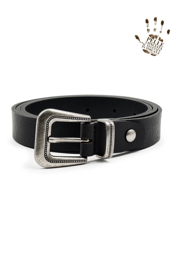 빈티지한 무드의 블랙 웨스턴 벨트로, 베라필레 소가죽을 사용하여 내구성이 뛰어납니다. 식물성 탄닝 가공을 거쳤으며, 버클 여밈 방식으로 사이즈 조절이 가능합니다. 베라필레 정품 인증 택이 포함되어 있습니다.
