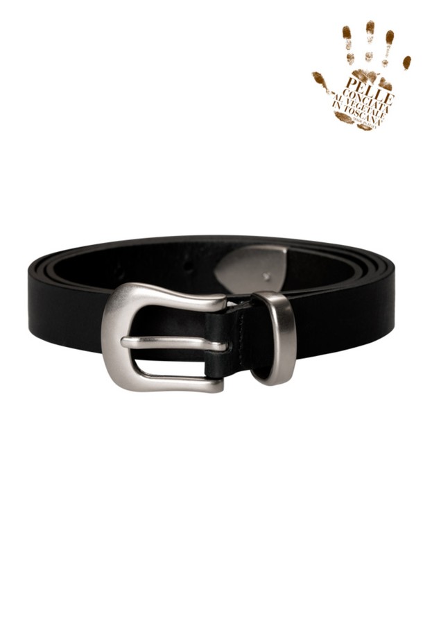 세미 웨스턴 스타일의 블랙 여성 벨트로, 3년 이상된 황소 가죽을 식물성 태닝 처리하여 제작, 시간이 지날수록 자연스러운 에이징 효과를 느낄 수 있습니다. 길이 103cm, 폭 2.5cm의 소가죽 벨트는 수제작으로 제작되어 높은 내구성을 자랑합니다. 웨스턴 무드와 클래식한 디자인이 돋보이며, 버클 장식이 포인트입니다.
