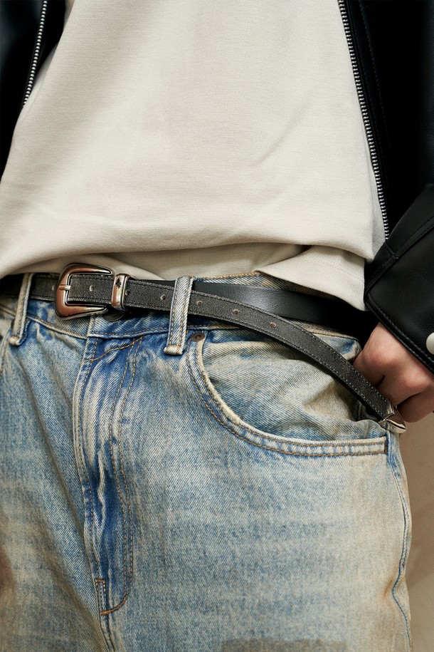 세련된 무드를 연출하는 듀얼 텍스처 워싱 벨트 (블랙)입니다. 두 가지 텍스처의 소가죽을 사용하여 고급스러움을 더했으며, 매트한 블랙 컬러가 시크한 스타일을 완성합니다. 베지터블 태닝 가공으로 시간이 지날수록 자연스러운 경년 변화를 즐길 수 있습니다. 벨트 끝 부분의 실버 메달 장식과 버클이 디자인의 포인트를 더하며, 데이트룩, 오피스룩, 모임룩 등 다양한 TPO에 활용 가능합니다. 클래식, 미니멀, 시크 스타일을 선호하는 고객에게 추천합니다.
