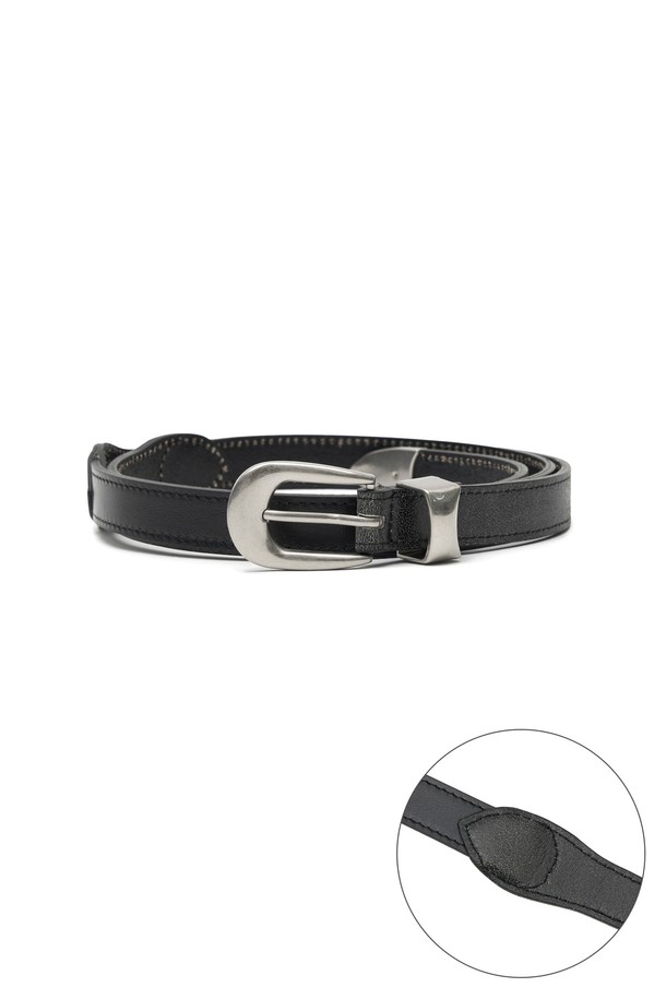 **트리플 텍스처 워싱 벨트 (블랙)**는 소가죽 소재의 벨트로, 캐주얼과 클래식 스타일을 모두 아우릅니다. 트리플 레이어드 구조로 제작되어 독특한 볼륨감을 선사하며, 매트한 가죽과 텍스처드 가죽의 조화가 세련된 디자인을 완성합니다. 식물성 태닝 가죽을 사용하여 자연스러운 에이징이 특징이며, 내구성이 뛰어나 오랫동안 사용할 수 있습니다. 버클과 메달 장식이 포인트로 더해져 오피스룩 또는 비즈니스 캐주얼에 포인트를 줄 수 있습니다. 미니멀하고 클래식한 스타일을 선호하는 분들께 추천합니다.
