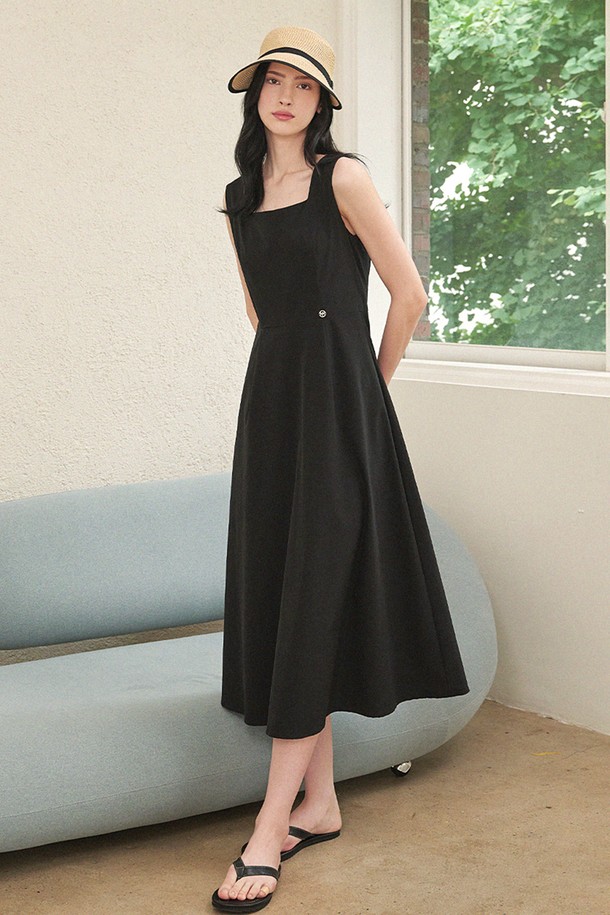 레이라니 스퀘어넥 슬리브리스 롱 드레스는 블랙과 레드의 두 가지 세련된 컬러로 출시되어, 미니멀하고 엘레강스한 무드를 연출합니다. 허리 라인 디테일과 펜던트 장식이 돋보이며, 통기성 좋은 원단과 슬림핏으로 봄, 여름 시즌 비즈니스, 오피스, 데이트, 여행, 포멀 등 다양한 용도로 활용하기 좋습니다. 부드러운 촉감과 내구성을 갖춘 이 드레스는 클래식한 매력을 더해줍니다.
