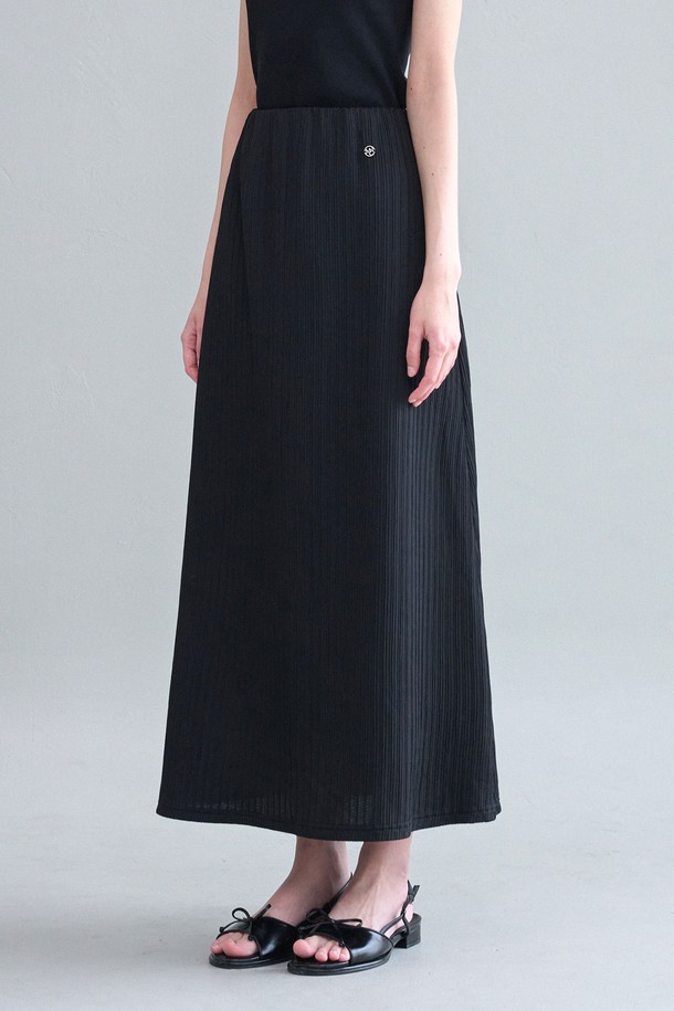 솔린 링클 롱 스커트는 여성스러운 실루엣을 연출하는 롱 스커트입니다. 아이보리, 블랙 두 가지 색상으로 출시되었으며, 부드러운 촉감의 폴리에스테르 및 스판덱스 혼방 소재로 제작되었습니다. 세미 A라인 핏에 무지 패턴으로 클래식하고 엘레강스한 분위기를 자아냅니다. 허리 부분의 히든 밴딩과 앞면 오비 장식, 펜던트 장식이 포인트이며, 풀렝스 디자인으로 우아함을 더했습니다. 데이트룩, 오피스룩, 모임룩 등 다양한 TPO에 활용 가능하며, 미니멀, 시크 스타일을 선호하는 분들께 추천합니다.
