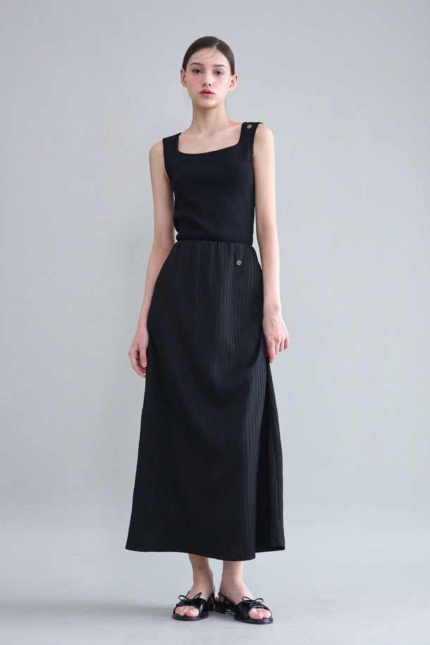 솔린 링클 롱 스커트는 여성스러운 실루엣을 연출하는 롱 스커트입니다. 아이보리, 블랙 두 가지 색상으로 출시되었으며, 부드러운 촉감의 폴리에스테르 및 스판덱스 혼방 소재로 제작되었습니다. 세미 A라인 핏에 무지 패턴으로 클래식하고 엘레강스한 분위기를 자아냅니다. 허리 부분의 히든 밴딩과 앞면 오비 장식, 펜던트 장식이 포인트이며, 풀렝스 디자인으로 우아함을 더했습니다. 데이트룩, 오피스룩, 모임룩 등 다양한 TPO에 활용 가능하며, 미니멀, 시크 스타일을 선호하는 분들께 추천합니다.
