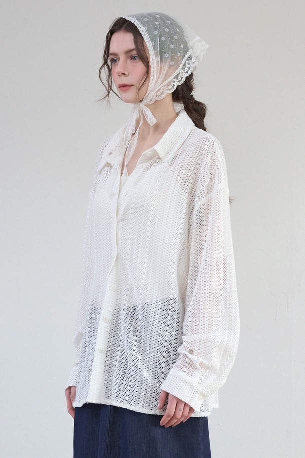 페미닌한 무드의 로잘린드 오버핏 크로쉐 셔츠는 에스닉한 짜임과 레이스 라벨 디테일이 돋보입니다. 아이보리, 화이트 색상의 이 셔츠는 면과 폴리에스테르 혼방 소재로 제작되어 통기성이 좋고 가벼운 착용감을 선사하며, 시그니처 절개와 트임 포인트가 특징입니다. 봄, 여름 시즌에 데일리룩으로 연출하기 좋은 오버핏 셔츠로, 빈티지하면서도 로맨틱한 스타일을 완성해 줍니다.
