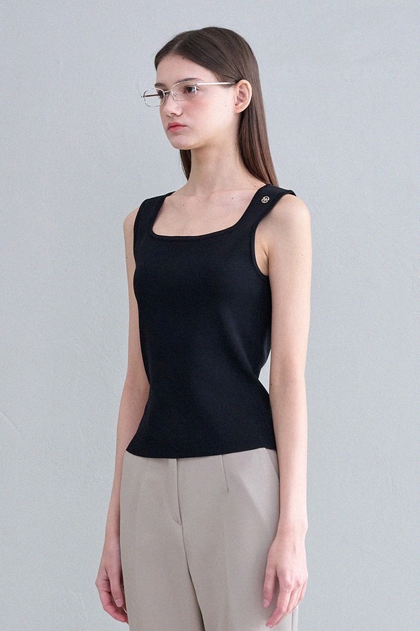 비아트리스 스퀘어 넥 니트 슬리브리스는 부드러운 비스코스와 나일론 혼방 소재로 제작되어 편안한 착용감을 선사하며, 슬림핏으로 바디라인을 아름답게 연출해 줍니다. 스퀘어넥 디자인과 어깨 사이드 펜던트 장식이 특징이며, 아이보리, 블랙 두 가지 색상으로 만나보실 수 있습니다. 신축성이 있어 활동성을 높였으며, 봄, 여름철 일상복으로 활용하기 좋은 니트 슬리브리스입니다.
