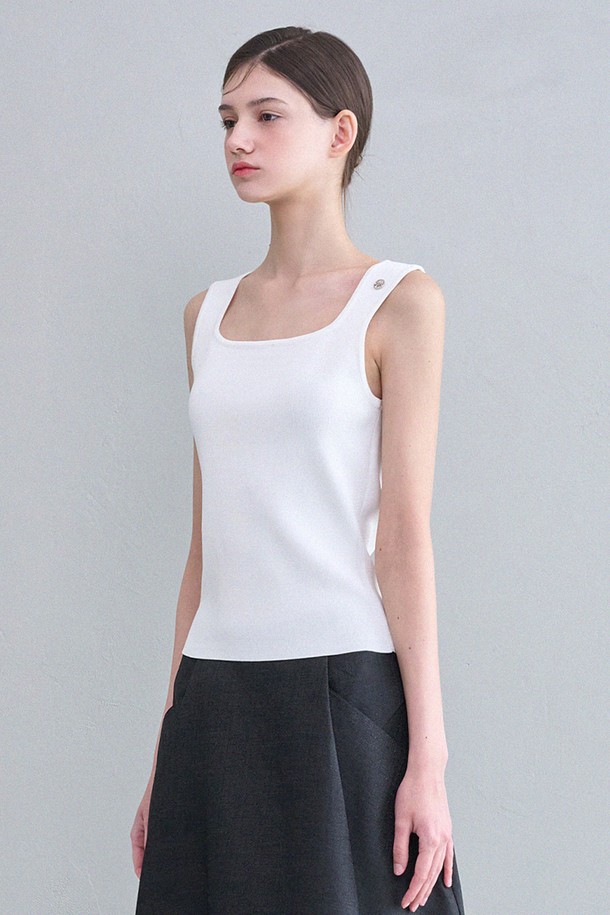 비아트리스 스퀘어 넥 니트 슬리브리스는 부드러운 비스코스 & 나일론 혼방 소재로 제작되어 봄, 여름 시즌에 시원하고 편안하게 착용할 수 있습니다. 슬림핏 디자인에 스퀘어 넥 라인과 민소매 스타일이 더해져 클래식하면서도 우아한 무드를 선사하며, 하이덴시티 원사 사용과 바디라인 보정 효과로 아름다운 실루엣을 연출합니다. 펜던트 장식과 프리미엄 마감으로 섬세함을 더한 화이트 컬러의 무지 니트 슬리브리스입니다.
