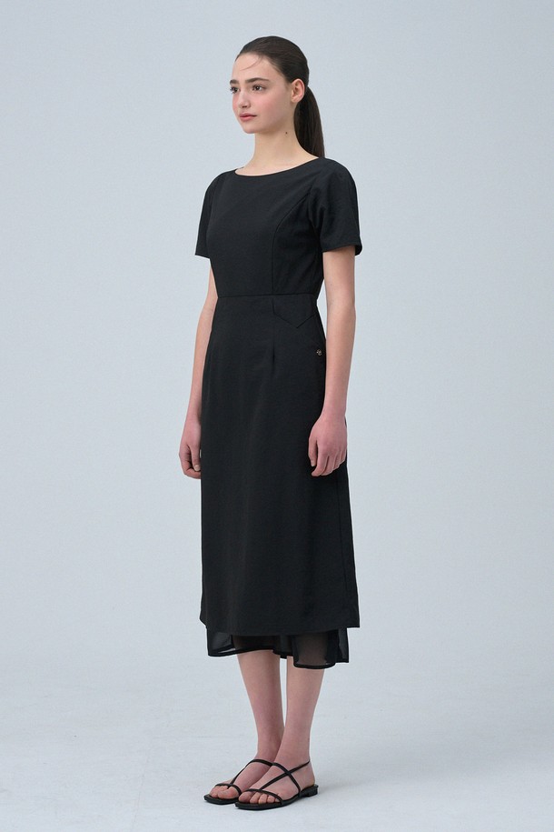 페미닌한 무드의 보니타 쉬폰 레이어드 롱 드레스는 부드러운 촉감의 폴리에스테르 시폰 소재로 제작되었으며, 베이지와 블랙 색상으로 만나보실 수 있습니다. 무지 패턴에 레이어드 디테일과 펜던트 장식이 더해져 우아함을 더하고, H라인 치마와 레귤러 핏으로 슬리밍 효과를 선사하며, 사이드 포켓으로 실용성을 높였습니다. 봄, 여름 시즌 일상 또는 데일리룩으로 연출하기 좋은 아이템입니다.
