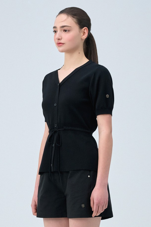 로띠 스트링 플레어 니트는 부드러운 니트 소재와 플로잉 텍스처가 돋보이는 여성용 반소매 V넥 상의입니다. 크림, 블랙 두 가지 색상으로 출시되었으며, 봄, 여름 시즌에 얇게 착용하기 좋습니다. 스트링과 드레이프 디테일이 더해져 클래식하면서도 페미닌한 무드를 연출하며, 일상복으로 활용하기 좋습니다.
