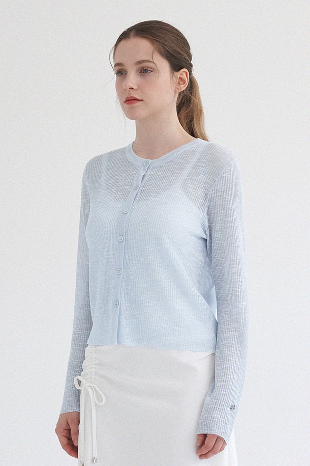 나디아 시-스루 가디건은 부드러운 니트 소재로 제작되어 은은한 비침이 매력적인 페미닌 스타일의 여성 의류입니다. 얇은 두께감과 긴 소매, 레귤러 기장으로 여름에도 시원하게 착용 가능하며, 라운드 넥과 웨이브 텍스처, 드레이핑 디테일이 여성스러운 실루엣을 연출합니다. 크림, 소라 두 가지 색상으로 출시되어, 다양한 룩에 활용하기 좋습니다.
