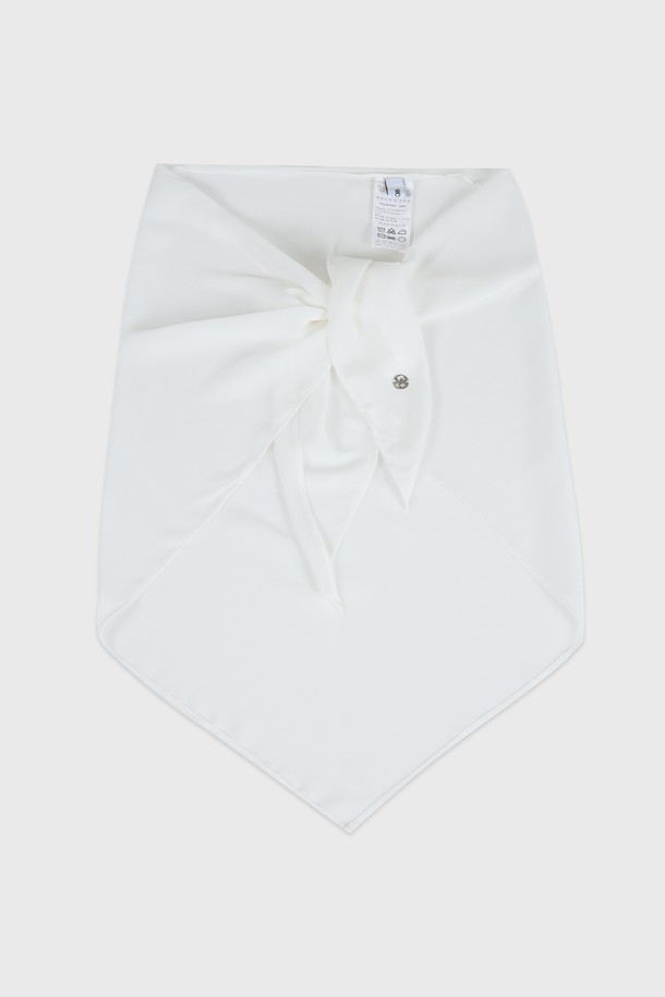 부드러운 폴리에스테르 소재의 리스 쉬폰 스카프는 여성스러운 스타일을 완성하는 데일리 아이템입니다. 와이드한 크기와 림플리한 텍스처, 섬세한 펜던트 장식이 특징이며, 헤어 스타일링 및 레이어드 코디에도 활용 가능합니다. 사계절 내내 클래식하고 페미닌한 무드를 연출하며, 얇고 가벼운 두께감으로 편안하게 착용할 수 있습니다.
