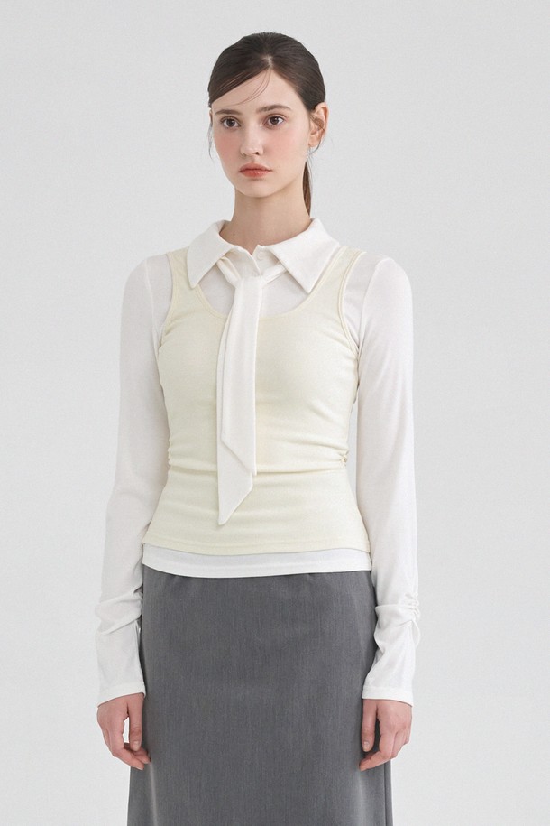 로넌 레이어드 타이 티는 여성 의류로, 미니멀하고 클래식한 스타일을 추구하는 분들을 위한 상의입니다. 부드러운 면 소재로 제작되어 편안한 착용감을 선사하며, 가을 시즌에 적합합니다. 화이트와 아이보리 두 가지 색상으로 출시되어 다양한 하의와 매치하기 용이하며, 레이어드 디자인이 특징입니다. 카라넥과 긴 소매, 적당한 기장감의 레귤러핏으로, 카페룩이나 출근룩 등 TPO에 맞춰 폭넓게 활용할 수 있습니다. 얇은 두께감으로 가을철 간절기, 레이어드 코디에도 활용할 수 있습니다.
