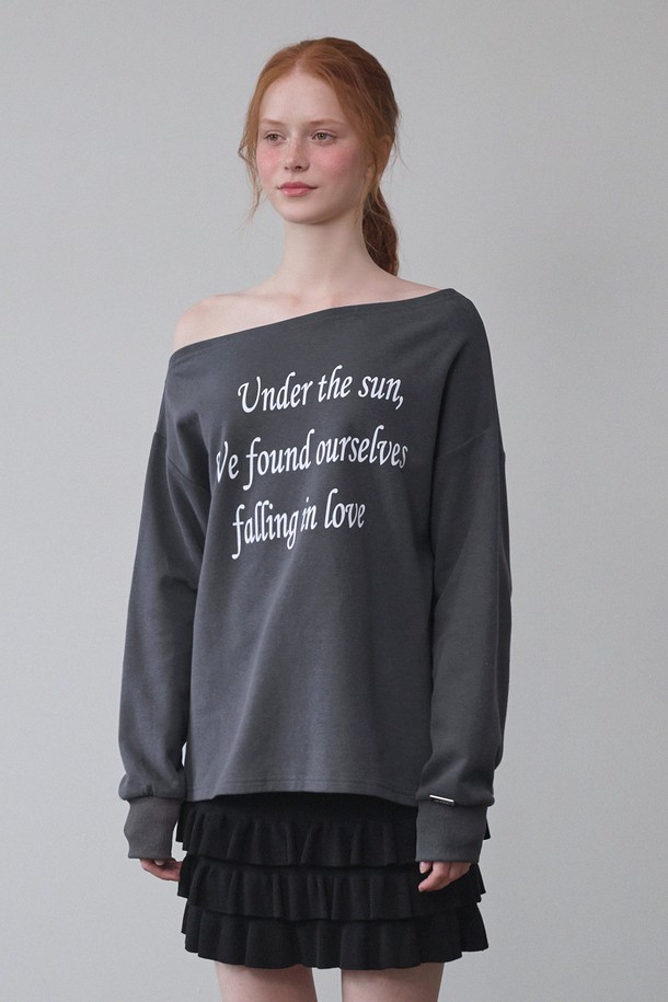 가을 분위기를 물씬 풍기는 폴링 러브 오프 숄더 티셔츠입니다. 부드러운 그레이 컬러에 로맨틱한 프릴 디테일이 더해져 여성스러운 무드를 연출하며, 루즈핏으로 편안하게 착용 가능합니다. 데이트룩, 카페룩, 가을 나들이룩 등 다양한 TPO에 미니멀, 로맨틱, 클래식 스타일로 코디하여 세련된 가을 패션을 완성해보세요.
