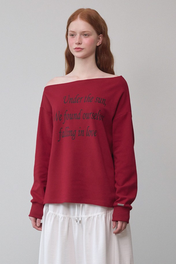 가을 분위기를 물씬 풍기는 폴링 러브 오프 숄더 티셔츠입니다. 와인, 버건디 컬러의 레터링 패턴이 돋보이며, 루즈핏으로 편안하면서도 로맨틱하고 미니멀한 스타일을 연출합니다. 데이트룩, 카페룩, 가을 나들이룩 등 다양한 TPO에 맞춰 뉴 모던 믹스 룩을 완성해보세요.
