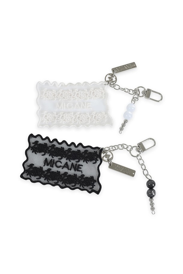 MICANE 마고 레이스 키링은 화이트와 블랙 두 가지 색상으로 제공되며, 로맨틱하고 걸리시한 분위기를 연출해줍니다. 레이스 소재와 체인 디자인이 돋보이는 참장식 키링으로, 미니멀한 스타일을 선호하는 분들께 추천합니다. 데이트룩, 쇼핑룩, 카페룩 등 다양한 TPO에 맞춰 장식용으로 활용할 수 있습니다.
