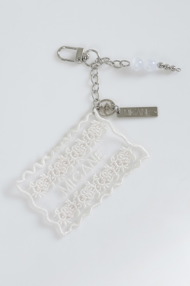 마고 레이스 키링은 레이스 소재와 은색 체인 디테일이 돋보이는 여성스러운 키링입니다. 걸리시, 로맨틱, 미니멀 스타일을 즐겨 입는 분들께 데이트룩, 쇼핑룩, 카페룩 등 다양한 TPO에 맞춰 포인트를 더해줍니다. 화이트 레이스 디자인으로 사랑스러운 분위기를 연출해보세요.
