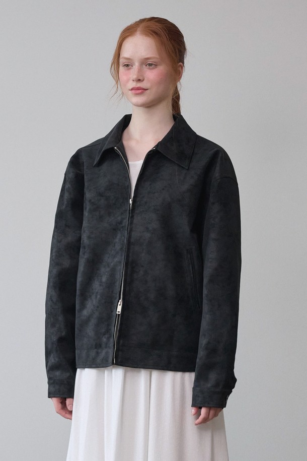 엠버 미니멀 레더 점퍼는 여성의 시크한 스타일을 완성해 줄 블랙 컬러의 레더 점퍼입니다. 가을 시즌을 위한 두꺼운 두께감과 매트한 촉감의 폴리에스테르/폴리우레탄 혼방 소재로 제작되었으며, 투웨이 지퍼와 오버핏 디자인으로 편안하면서도 세련된 핏을 연출합니다. 칼라 마감 디테일, 등판 중앙 요크 장식, 형태 유지력, 안감 처리로 완성도를 높였으며, 데이트룩, 모임룩 등 다양한 TPO에 미니멀, 클래식, 시크한 스타일을 더해줍니다.
