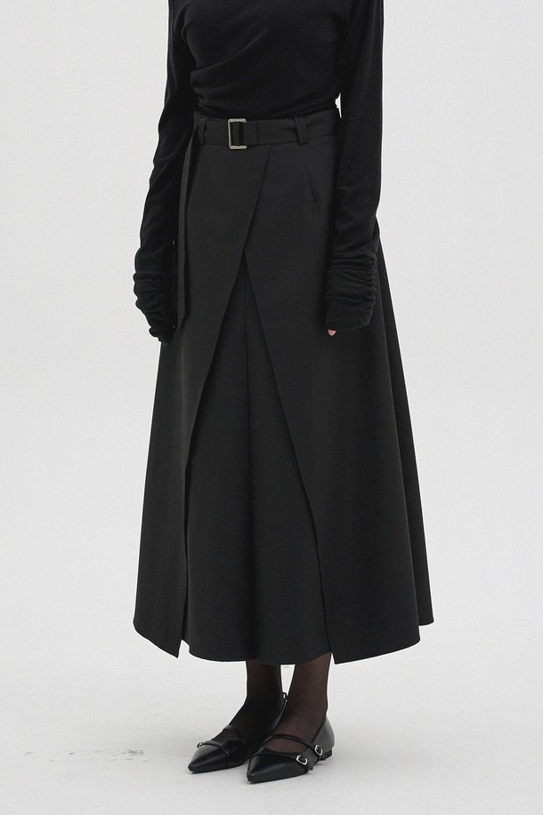 헤리아 벨트-랩 맥시 스커트는 여성스러운 실루엣을 연출하는 블랙 컬러의 맥시 스커트입니다. 랩 디자인과 벨트 디테일이 더해져 미니멀하면서도 클래식한 스타일을 완성합니다. 가을 시즌, 데이트룩이나 모임룩, 가을 나들이룩 등 다양한 TPO에 활용할 수 있으며, 미니멀, 클래식, 시크한 스타일을 연출하기 좋습니다. 무지 디자인으로 어떤 상의와도 잘 어울려 활용도가 높습니다.
