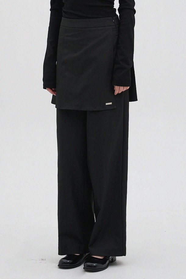 벤 랩 스커트 레이어드 팬츠는 미니멀하고 클래식한 무드의 여성용 바지입니다. 가을에 어울리는 블랙 컬러의 긴 기장 바지로, 뻣뻣한 질감의 폴리에스테르 소재로 제작되었습니다. 로우라이즈 핏에 중간 두께로, 신축성이 있어 편안하게 착용 가능합니다. 미니 랩 스커트 레이어드 디자인과 백 웨이스트밴드 센터 컷, 스커트 밑단의 사이드 펜던트 장식이 특징입니다. 데이트룩, 모임룩, 오피스룩 등 다양한 TPO에 활용하기 좋은, 시크한 스타일의 팬츠입니다.
