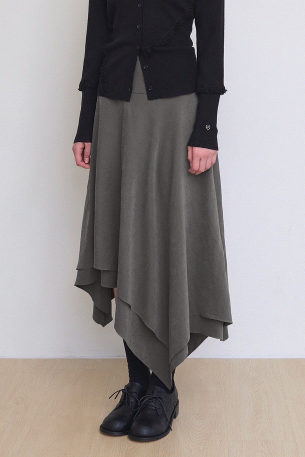 레오나 언발란스 스커트는 여성스러운 스타일을 연출하기에 완벽한 아이템입니다. 모던, 미니멀, 로맨틱 무드를 모두 담아내 데이트룩과 모임룩에 적합합니다. 비대칭 헴라인과 미드렝스 기장, 플레어 치마 타입이 세련된 실루엣을 선사하며, 루즈핏으로 편안함을 더했습니다. 부드럽게 드레이핑되는 디테일이 돋보이는 그레이 컬러의 무지 스커트로, 가을 시즌 다양한 스타일을 연출해 보세요.
