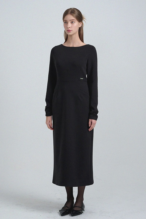 모건 에이치-라인 롱 드레스는 여성의 세련된 일상, 오피스룩, 모임룩, 데이트룩을 위해 디자인되었습니다. 미니멀하면서도 클래식한 스타일을 추구하는 분들께 적합하며, 가을 시즌에 어울리는 롱 드레스입니다. 무지 패턴의 블랙 컬러로 어떤 자리에도 잘 어울리는 시크한 매력을 선사합니다. 라운드넥과 긴소매 디자인에 H라인 치마핏으로, 고전적인 실루엣과 세련된 디테일을 더했습니다. 레귤러핏으로 편안하게 착용 가능하며, 다양한 TPO에 맞춰 활용할 수 있습니다.
