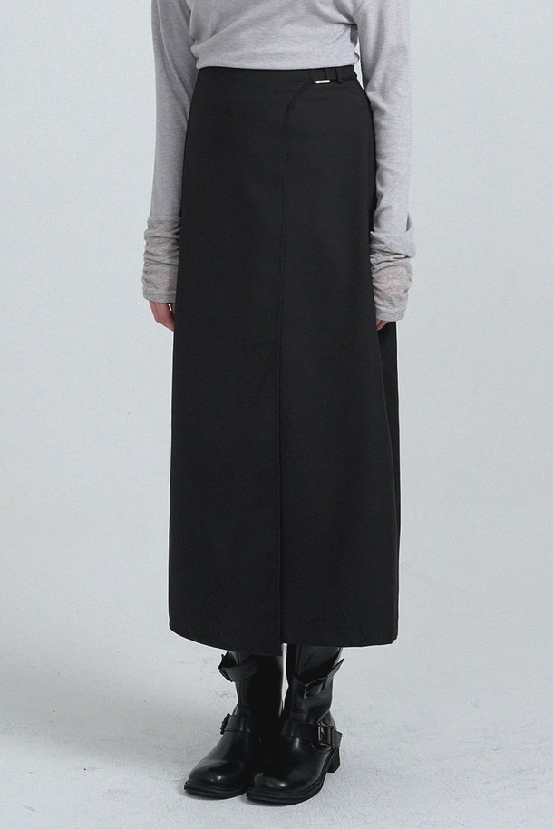 "노에미 비조 랩 롱 스커트"는 가을과 겨울에 어울리는 여성용 롱스커트입니다. 미니멀하고 클래식한 스타일로, 울 소재의 부드러운 촉감을 자랑합니다. 랩 디자인과 레귤러핏으로 제작되었으며, 블랙 색상의 무지 패턴이 특징입니다. 오피스룩, 겨울 데일리룩, 모임룩 등 다양한 TPO에 활용 가능하며, 시크하고 세련된 스타일을 연출합니다. 두꺼운 두께감으로 따뜻함을 더하여 추운 날씨에도 포근하게 착용할 수 있습니다.
