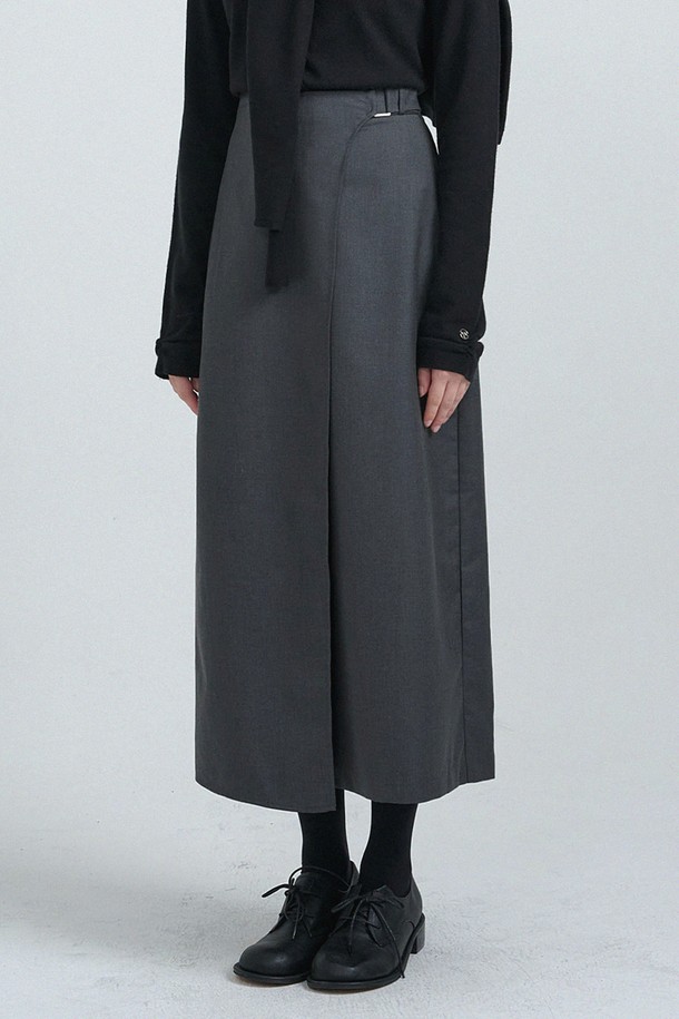 노에미 비조 랩 롱 스커트는 여성 의류로, 가을에 어울리는 클래식하고 미니멀한 스타일을 연출합니다. 랩 디자인과 A라인 핏으로 세련된 실루엣을 강조하며, 무지 디자인의 그레이 컬러가 어떤 상의에도 잘 어울립니다. 일상 또는 데이트, 모임, 가을 나들이 등 다양한 TPO에 활용 가능하며, 롱스커트 타입으로 우아함을 더합니다. 현대적인 감각과 고전적인 매력을 동시에 느낄 수 있는 아이템입니다.
