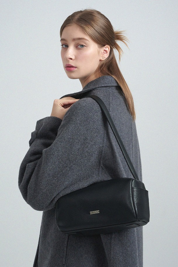 귀네스 미니 숄더 백은 미니멀하고 클래식한 스타일을 추구하는 여성분들을 위한 아이템입니다. 부드러운 합성가죽 소재에 사각 쉐입으로 시크한 매력을 더했으며, 숄더 스트랩으로 편안하게 착용할 수 있습니다. 무난한 블랙 컬러에 군더더기 없는 디자인으로 데이트룩, 모임룩 등 다양한 TPO에 활용하기 좋습니다. 자석형 잠금 방식으로 소지품을 안전하게 보관하며, 미니멀한 사이즈로 가볍게 들고 다니기 좋습니다. 심플하면서도 세련된 디자인으로 어떤 스타일에도 잘 어울려 데일리 백으로 추천합니다.
