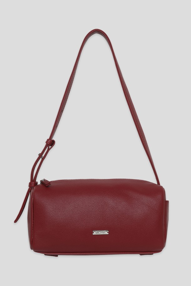 귀네스 미니 숄더 백은 여성용 숄더백으로, 미니멀하고 클래식한 스타일을 추구하는 분들을 위한 아이템입니다. 와인과 버건디 두 가지 색상으로 제공되며, 부드러운 합성가죽 소재에 사각형 디자인과 버클 디테일로 포인트를 더했습니다. 지퍼형 잠금 방식으로 소지품을 안전하게 보관할 수 있으며, 숄더 스트랩으로 편안하게 착용 가능합니다. 일상생활뿐만 아니라 데이트룩에도 잘 어울리는 세련된 디자인의 가방입니다.
