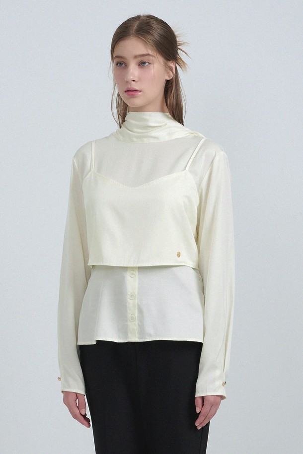 온딘 타이 뷔스티에 레이어드 블라우스는 여성스러운 실루엣을 연출하는 블라우스입니다. 가을 시즌에 어울리는 긴소매 디자인으로, 터틀넥과 크롭 기장이 세련된 조화를 이룹니다. 클래식하고 미니멀한 무드를 선호하는 분들께 추천하며, 뷔스티에 레이어드 디자인과 타이 디테일이 특징입니다. 블랙과 화이트 두 가지 색상으로 출시되어 오피스룩, 모임룩, 데이트룩 등 다양하게 활용 가능합니다. 레귤러핏으로 제작되어 편안한 착용감을 선사합니다.
