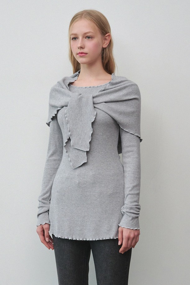 애쉬비 미니 드레스-스카프 셋업은 여성용 미니 드레스로, 가을에 어울리는 모던, 미니멀, 로맨틱 스타일을 연출합니다. 오프숄더 디자인과 긴소매, 무지 패턴이 특징이며, 데이트룩, 모임룩, 가을 나들이룩에 적합합니다. 함께 제공되는 스카프로 다양한 스타일링을 시도할 수 있으며, 미니멀하고 클래식한 분위기를 줍니다. 그레이 컬러로 어떤 룩에도 자연스럽게 어울리는 활용도 높은 아이템입니다.
