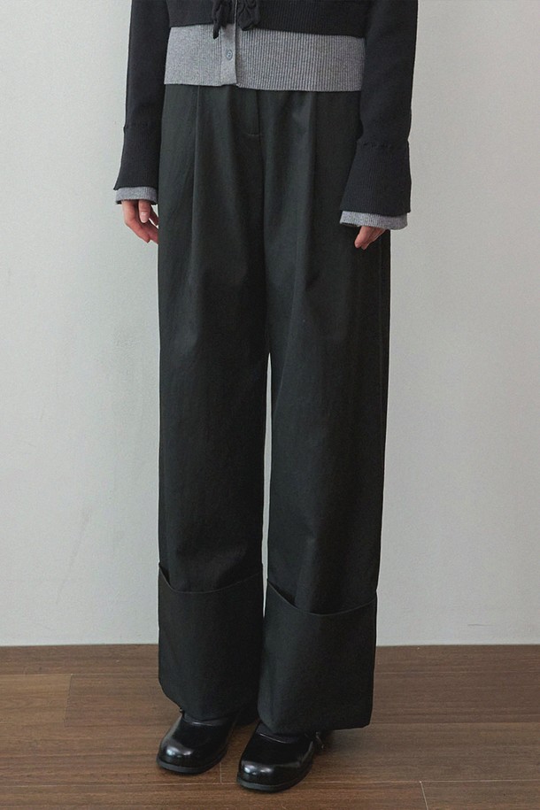 젤다 롤업 와이드 팬츠는 미니멀하고 모던한 스타일을 추구하는 분들을 위한 와이드 핏 바지입니다. 가을 계절에 어울리는 블랙 컬러로, 롤업 디테일이 돋보이는 디자인이 특징입니다. 일상복은 물론 가을 나들이룩이나 데이트룩으로도 활용하기 좋은 아이템입니다. 클래식한 무드를 더해 다양한 상의와 매치하여 세련된 스타일을 연출할 수 있습니다.
